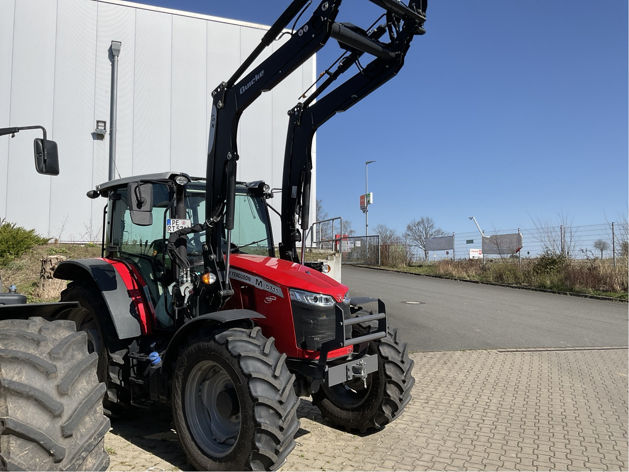 Massey Ferguson 5711M Dyna-44WD Cab Essen - جرار: صورة 1 Massey Ferguson 5711M Dyna-44WD Cab Essen - جرار: صورة 1