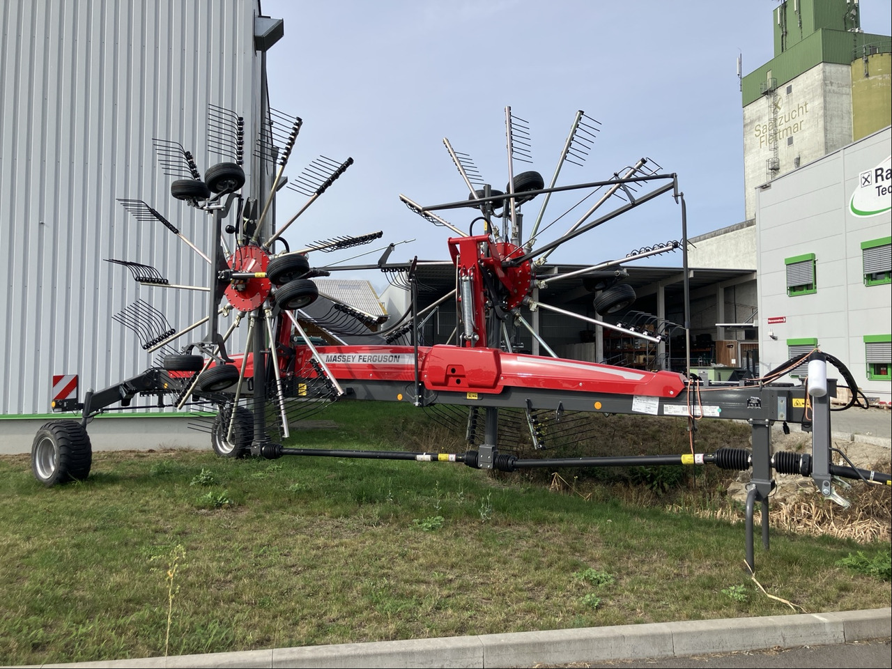 Massey Ferguson RK 842 SD-TRC - آلة تيبيس العشب/ آلة جمع العشب: صورة 1 Massey Ferguson RK 842 SD-TRC - آلة تيبيس العشب/ آلة جمع العشب: صورة 1