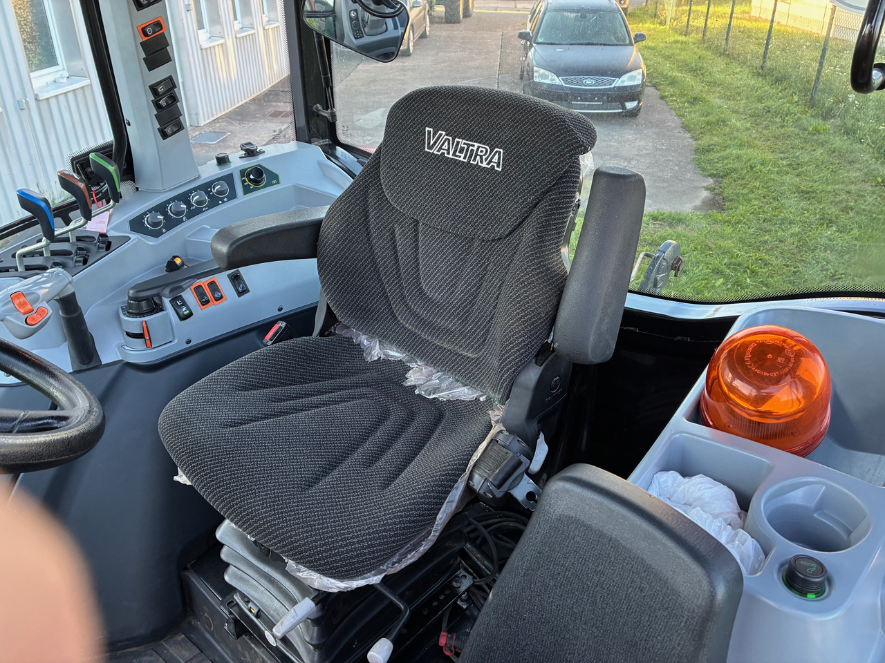 Valtra A114MH4 AC 71.5 - جرار: صورة 4 Valtra A114MH4 AC 71.5 - جرار: صورة 4