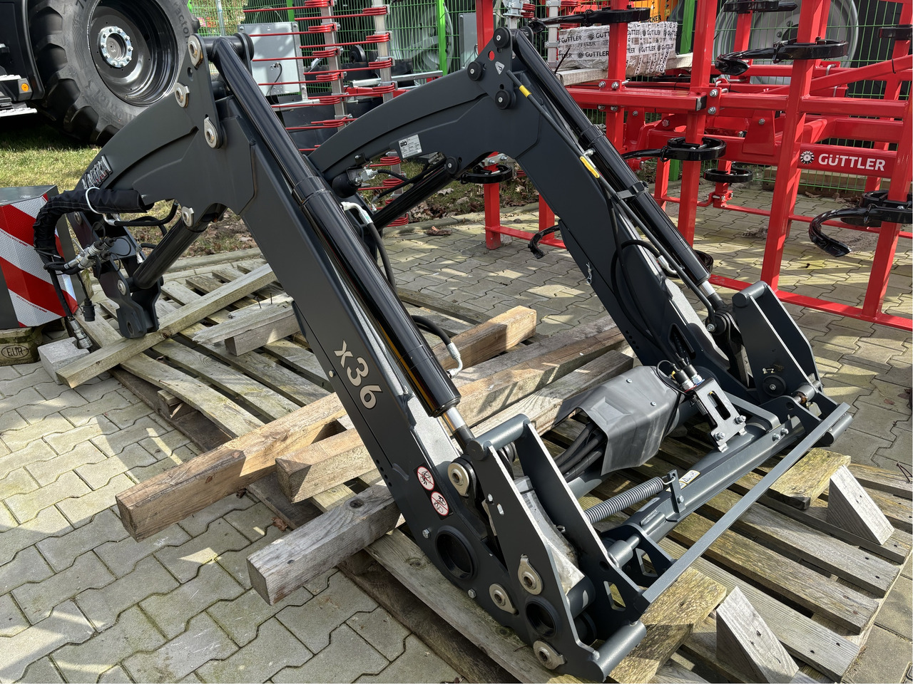 Valtra Frontlader X36DM - رافعة أمامية للجرار: صورة 1 Valtra Frontlader X36DM - رافعة أمامية للجرار: صورة 1