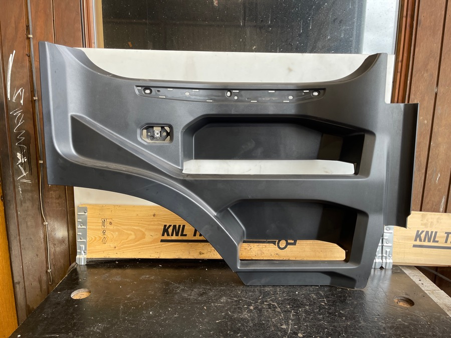 SCANIA STEP PLATE 2422396 - هيكل السيارة الخارجية - شاحنة: صورة 1 SCANIA STEP PLATE 2422396 - هيكل السيارة الخارجية - شاحنة: صورة 1