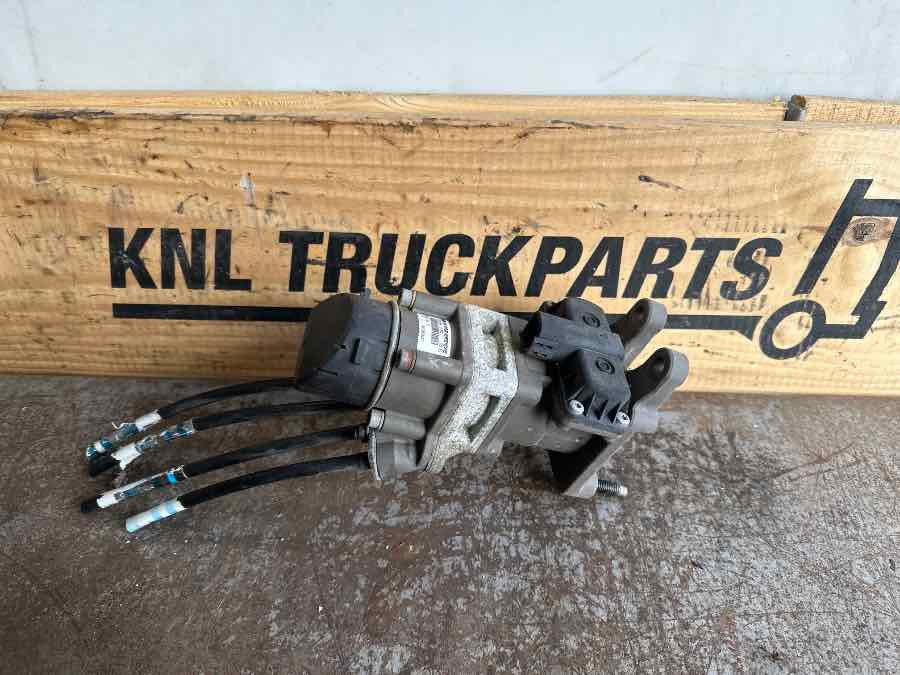 VOLVO FOOT BRAKE VALVE 21390592 - صمام الفرامل - شاحنة: صورة 1 VOLVO FOOT BRAKE VALVE 21390592 - صمام الفرامل - شاحنة: صورة 1