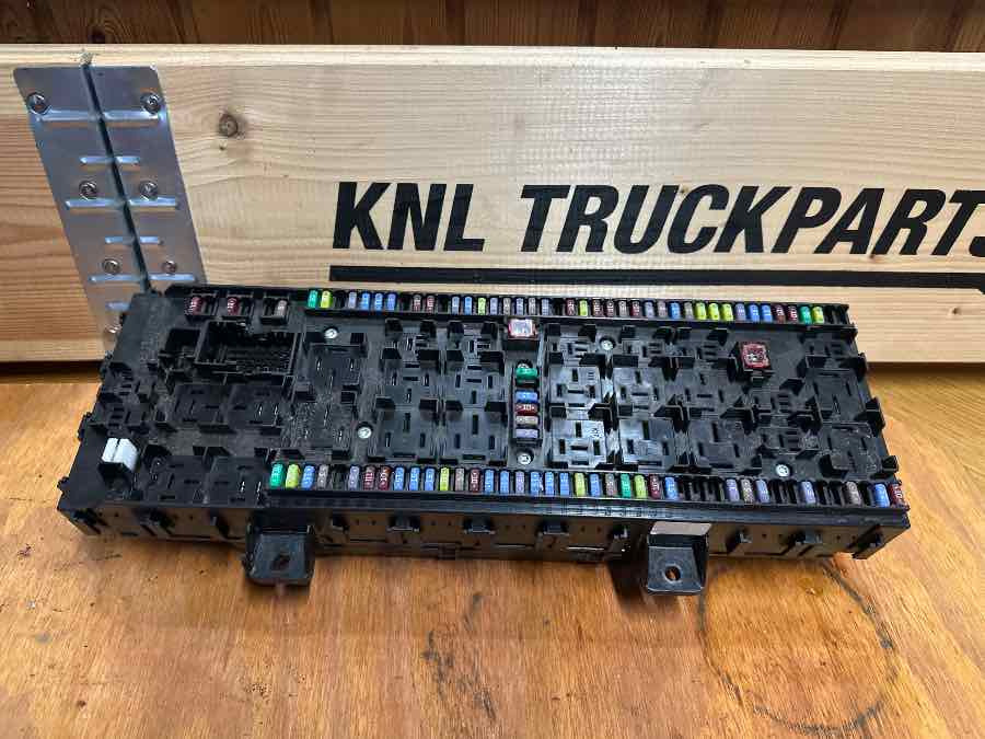 VOLVO FUSE BOKS 23909355 - الكابينة والداخلية - شاحنة: صورة 1 VOLVO FUSE BOKS 23909355 - الكابينة والداخلية - شاحنة: صورة 1