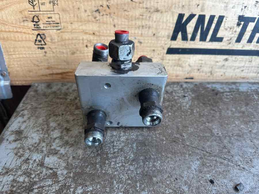 VOLVO HYDRAULIC VALVE 2145813 - نظام الهيدروليك - شاحنة: صورة 1 VOLVO HYDRAULIC VALVE 2145813 - نظام الهيدروليك - شاحنة: صورة 1