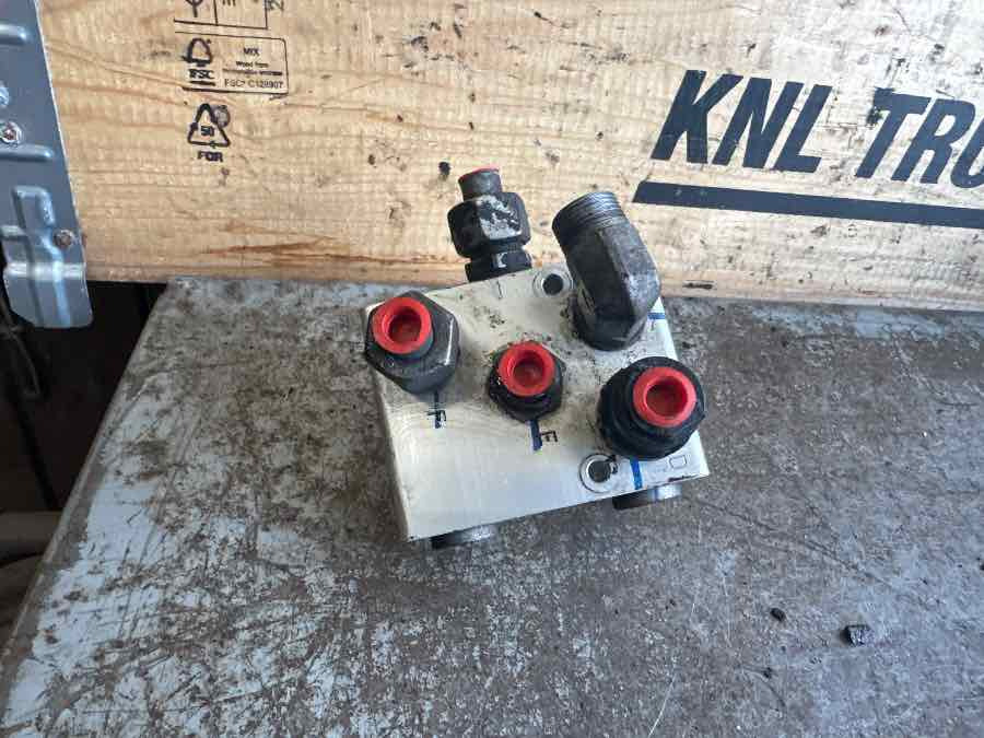 VOLVO HYDRAULIC VALVE 2145813 - نظام الهيدروليك - شاحنة: صورة 2 VOLVO HYDRAULIC VALVE 2145813 - نظام الهيدروليك - شاحنة: صورة 2