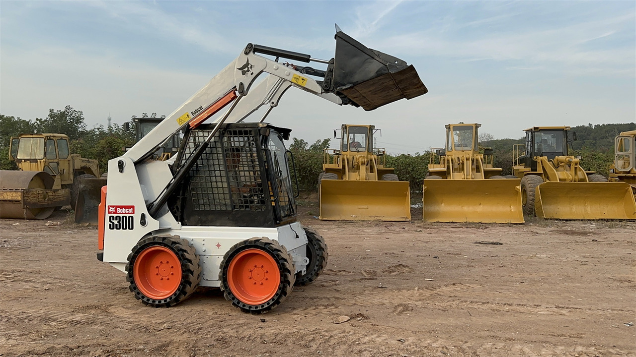 BOBCAT S300 - شيول صغير: صورة 1 BOBCAT S300 - شيول صغير: صورة 1