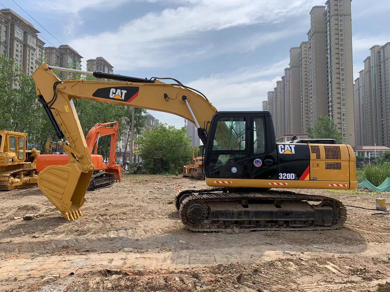 CATERPILLAR 320DL - حفار زحاف: صورة 2 CATERPILLAR 320DL - حفار زحاف: صورة 2