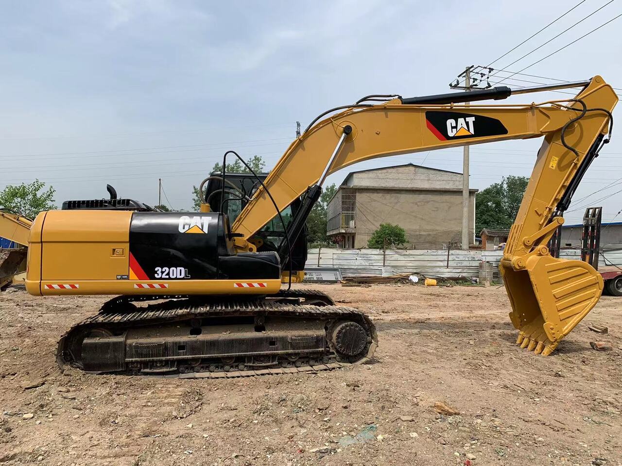 CATERPILLAR 320DL - حفار زحاف: صورة 1 CATERPILLAR 320DL - حفار زحاف: صورة 1
