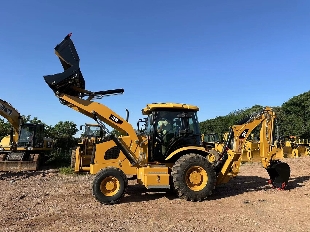 CATERPILLAR 420F2 - جرافة حفار: صورة 1 CATERPILLAR 420F2 - جرافة حفار: صورة 1