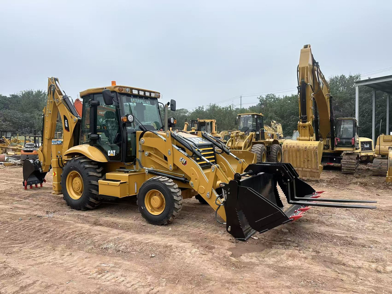 CATERPILLAR 420F2 - جرافة حفار: صورة 1 CATERPILLAR 420F2 - جرافة حفار: صورة 1