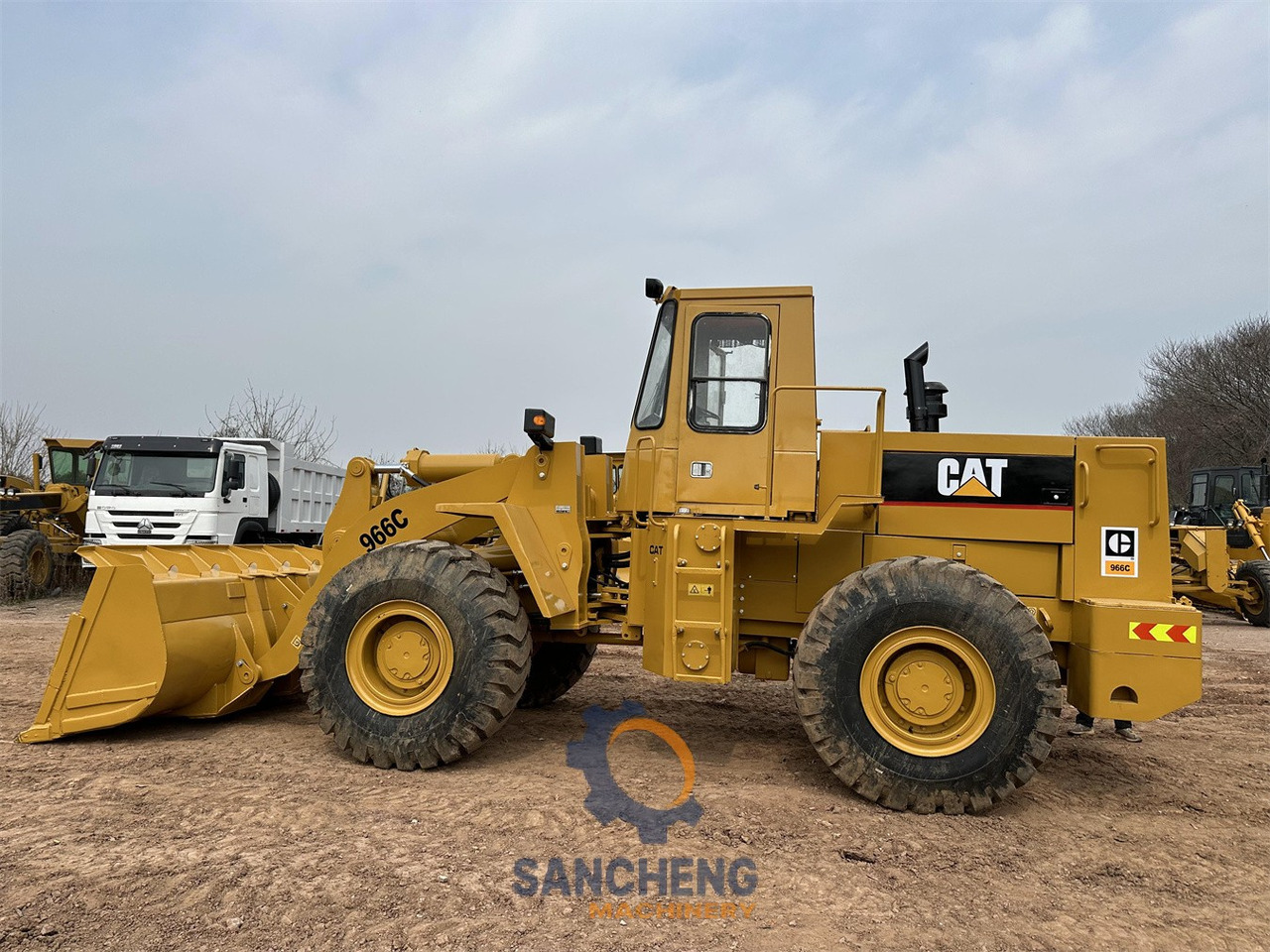 اللودر بعجل CATERPILLAR 966C: صورة 8
