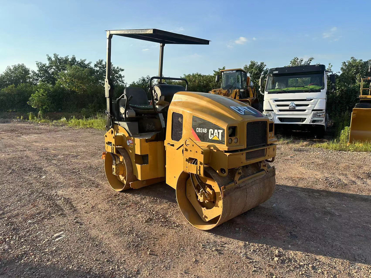 CATERPILLAR CB24B - مدحلة: صورة 1 CATERPILLAR CB24B - مدحلة: صورة 1