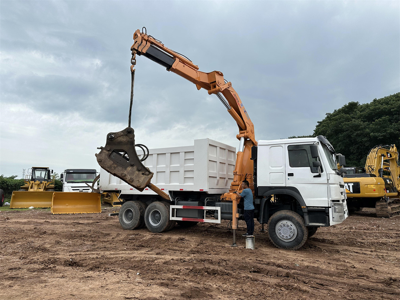 HOWO 371 Mounted Crane Dump truck - شاحنة كرين: صورة 1 HOWO 371 Mounted Crane Dump truck - شاحنة كرين: صورة 1