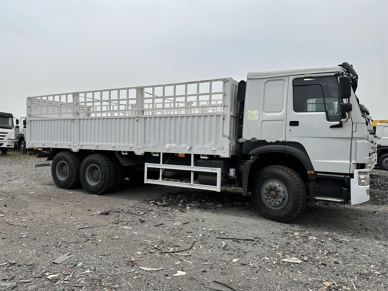 SINOTRUK HOWO 371 Cargo truck - شاحنة نقل المواشي: صورة 2 SINOTRUK HOWO 371 Cargo truck - شاحنة نقل المواشي: صورة 2