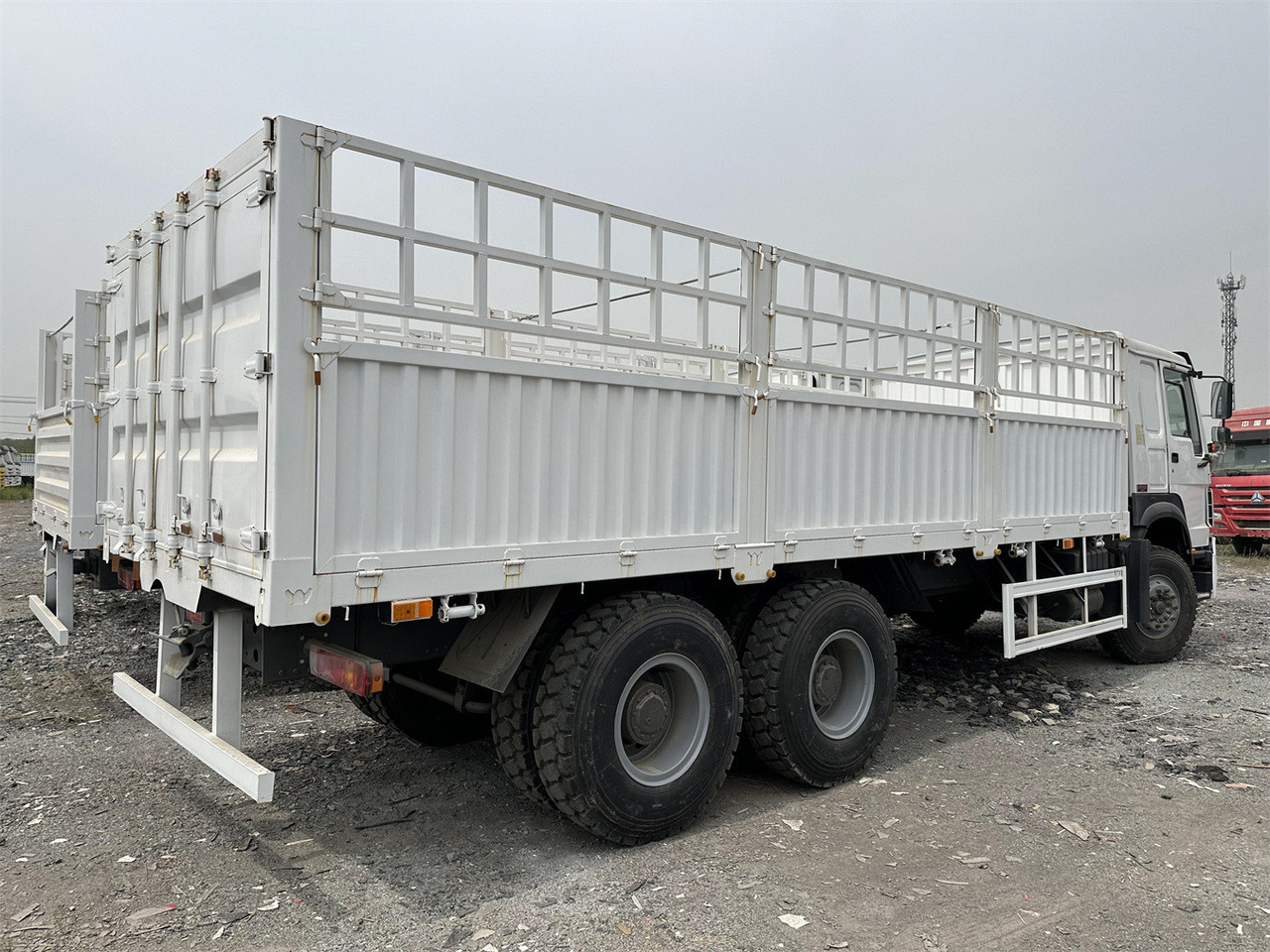 SINOTRUK HOWO 371 Cargo truck - شاحنة نقل المواشي: صورة 4 SINOTRUK HOWO 371 Cargo truck - شاحنة نقل المواشي: صورة 4