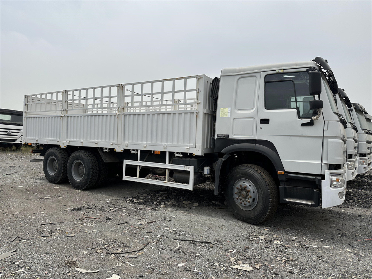 SINOTRUK HOWO 371 Cargo truck - شاحنة نقل المواشي: صورة 3 SINOTRUK HOWO 371 Cargo truck - شاحنة نقل المواشي: صورة 3