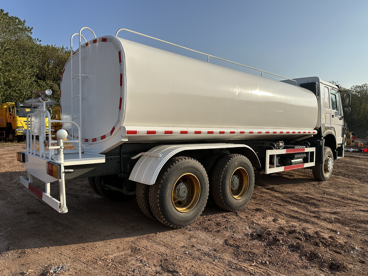شاحنة صهريج SINOTRUK HOWO 371 Water Tanker Truck: صورة 8