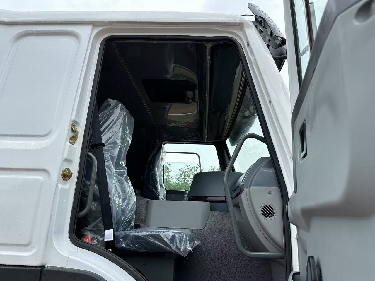 شاحنة قلاب لنقل البضائع الحرة Sinotruk HOWO 371hp 8x4 tipper truck: صورة 6 شاحنة قلاب لنقل البضائع الحرة Sinotruk HOWO 371hp 8x4 tipper truck: صورة 6