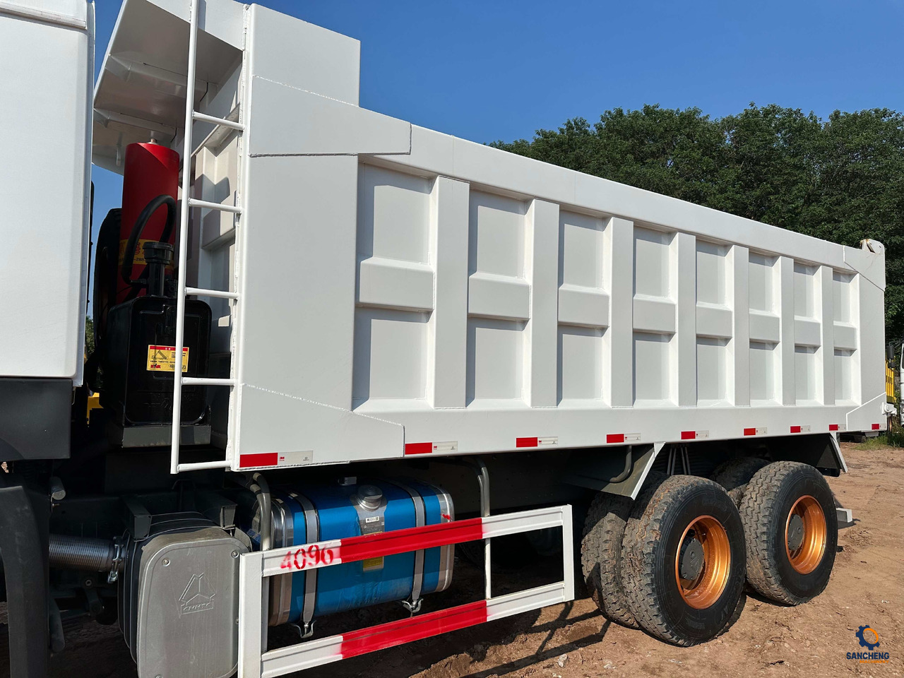 شاحنة قلاب Sintruk HOWO 400hp 6X4: صورة 12