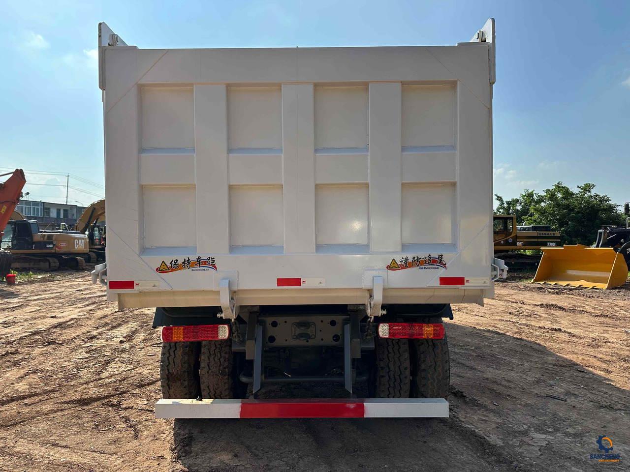 شاحنة قلاب Sintruk HOWO 400hp 6X4: صورة 7