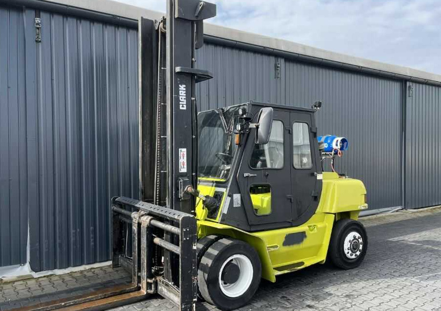 Clark SF70L - رافعة شوكية تعمل بالغاز: صورة 1 Clark SF70L - رافعة شوكية تعمل بالغاز: صورة 1