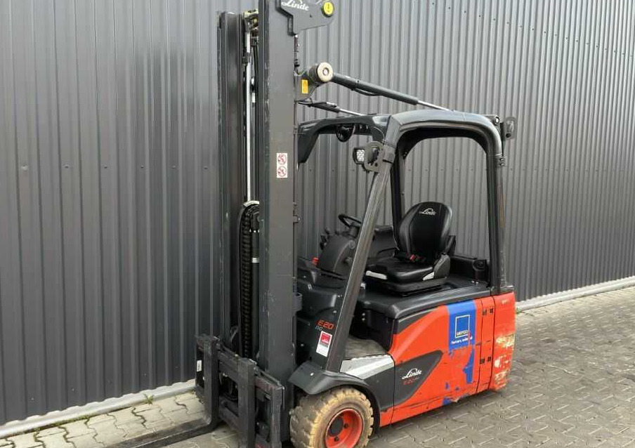 Linde E20L-02 - رافعة شوكية كهربائية: صورة 1 Linde E20L-02 - رافعة شوكية كهربائية: صورة 1