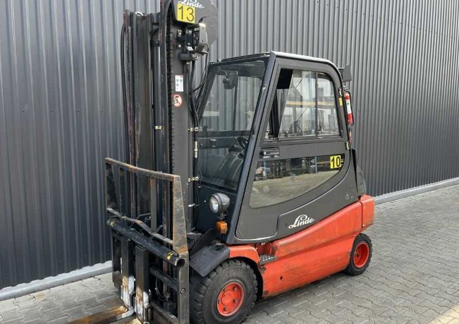 Linde E30-03 - رافعة شوكية كهربائية: صورة 1 Linde E30-03 - رافعة شوكية كهربائية: صورة 1