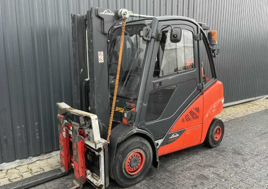Linde H30T-02 - رافعة شوكية تعمل بالغاز: صورة 1 Linde H30T-02 - رافعة شوكية تعمل بالغاز: صورة 1