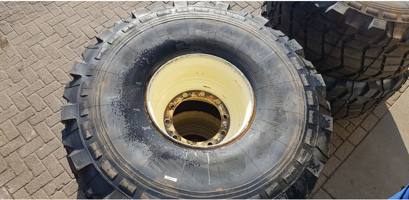 Michelin 24 20.5 xs - الإطارات والجنوط: صورة 2 Michelin 24 20.5 xs - الإطارات والجنوط: صورة 2