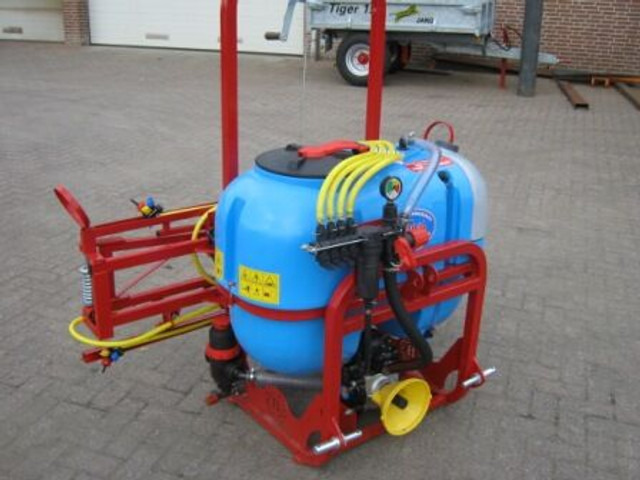 Reinigings spuiten - بخاخ مركب على الجرار: صورة 4 Reinigings spuiten - بخاخ مركب على الجرار: صورة 4