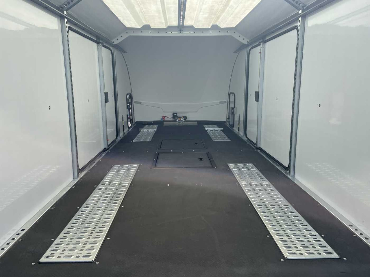Brian James Race Transporter 7 / 6,16 m 3.500 kg - مقطورة شحن نقل السيارات: صورة 4 Brian James Race Transporter 7 / 6,16 m 3.500 kg - مقطورة شحن نقل السيارات: صورة 4