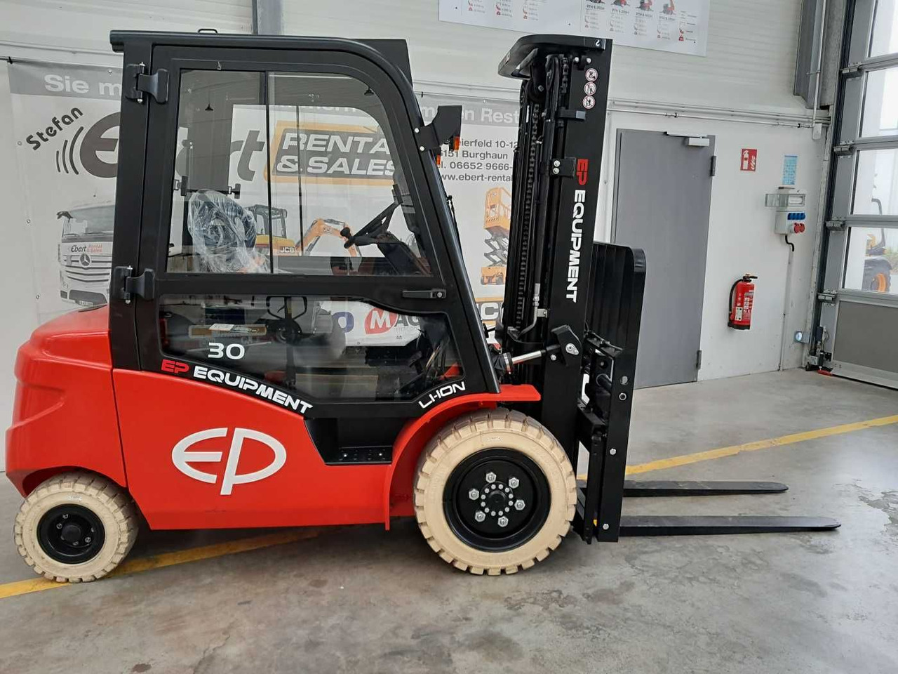 رافعة شوكية كهربائية EP Equipment EFL303 / 3,0T / Triplex: 4,80m / SS: صورة 6
