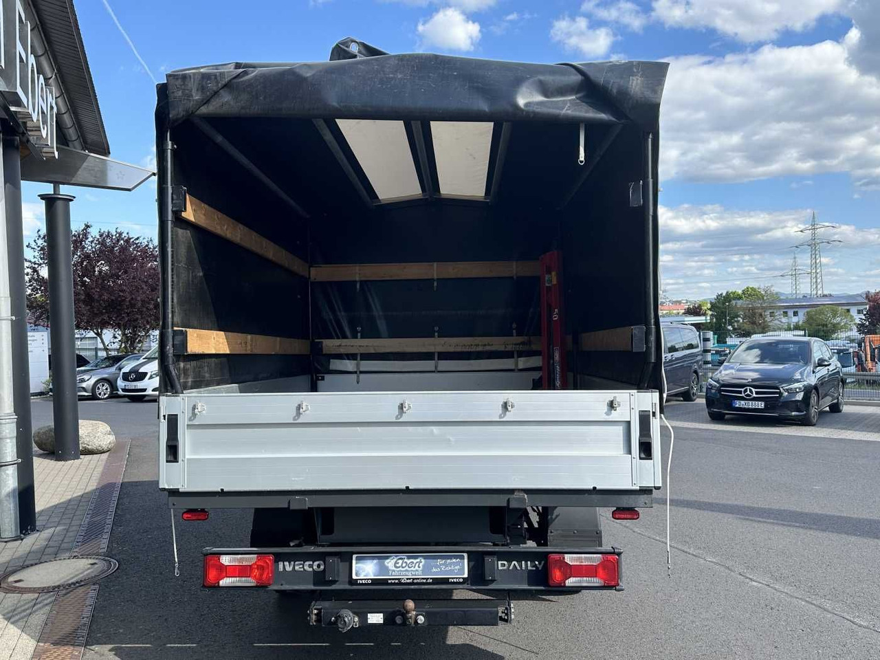 Iveco Daily 35S14 Pritsche+Plane *AHK*Ladekran*7-Sitze - شاحنة ستارة جانبية: صورة 4 Iveco Daily 35S14 Pritsche+Plane *AHK*Ladekran*7-Sitze - شاحنة ستارة جانبية: صورة 4