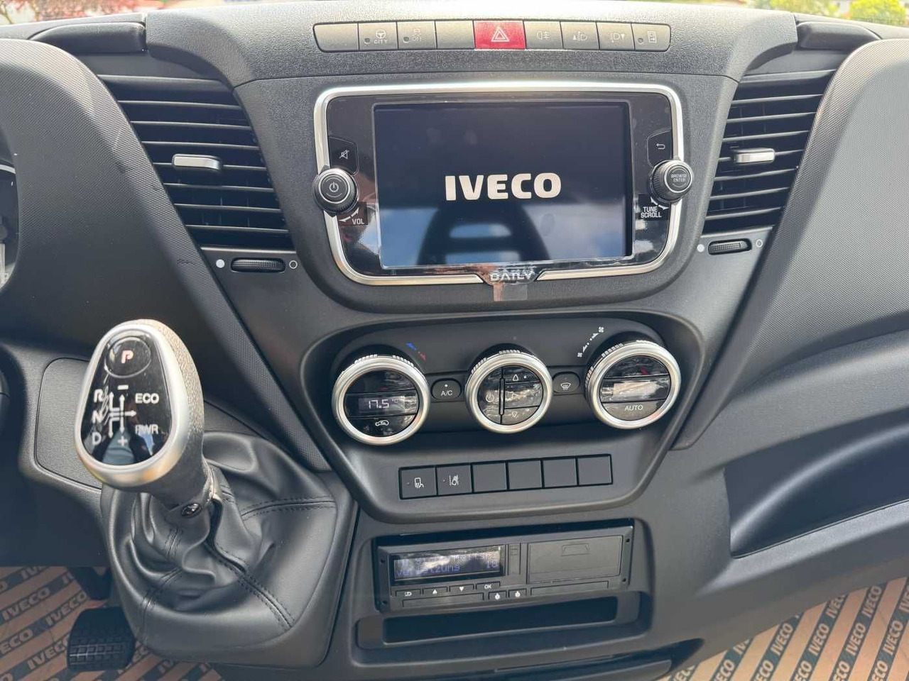 Iveco Daily 50C18 HA8 3.0L *R4.350mm*Klima*Automatik* Iveco Daily 50C18 HA8 3.0L *R4.350mm*Klima*Automatik*: صورة 13 Iveco Daily 50C18 HA8 3.0L *R4.350mm*Klima*Automatik* Iveco Daily 50C18 HA8 3.0L *R4.350mm*Klima*Automatik*: صورة 13