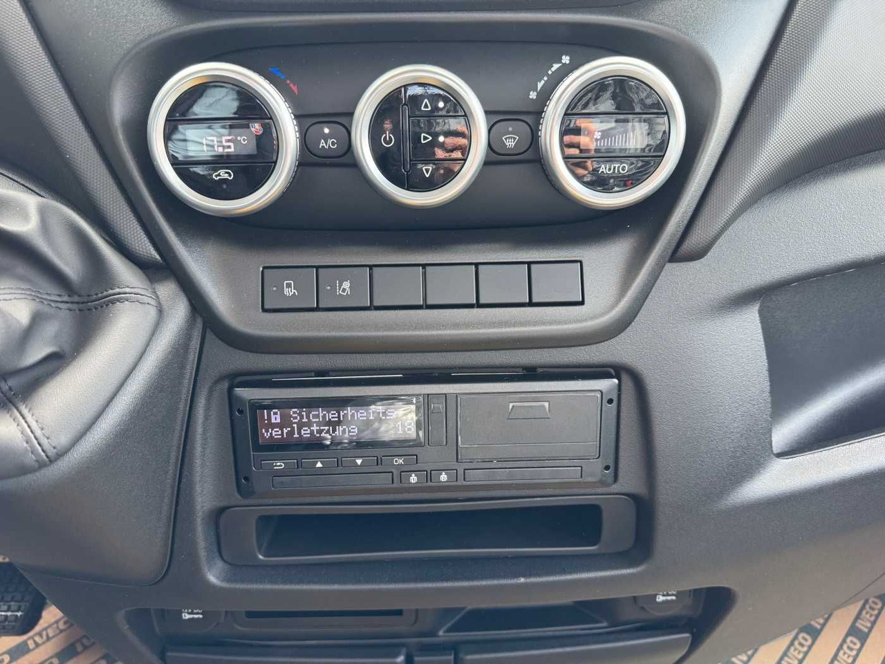 Iveco Daily 50C18 HA8 3.0L *R4.350mm*Klima*Automatik* Iveco Daily 50C18 HA8 3.0L *R4.350mm*Klima*Automatik*: صورة 15 Iveco Daily 50C18 HA8 3.0L *R4.350mm*Klima*Automatik* Iveco Daily 50C18 HA8 3.0L *R4.350mm*Klima*Automatik*: صورة 15