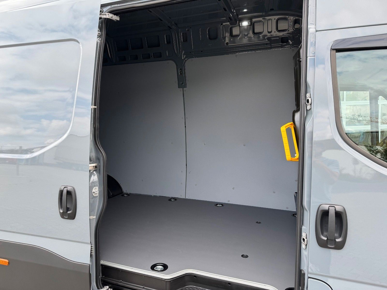 Iveco Daily 70C21 3.0L *L4*H3*Automatik*LED*Luft* 2x - فان: صورة 3 Iveco Daily 70C21 3.0L *L4*H3*Automatik*LED*Luft* 2x - فان: صورة 3