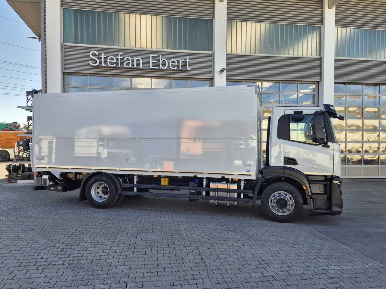 Iveco S-Way AD190S40/FP Böse Schwenkwand LBW 2x AHK - شاحنة المشروبات: صورة 4 Iveco S-Way AD190S40/FP Böse Schwenkwand LBW 2x AHK - شاحنة المشروبات: صورة 4