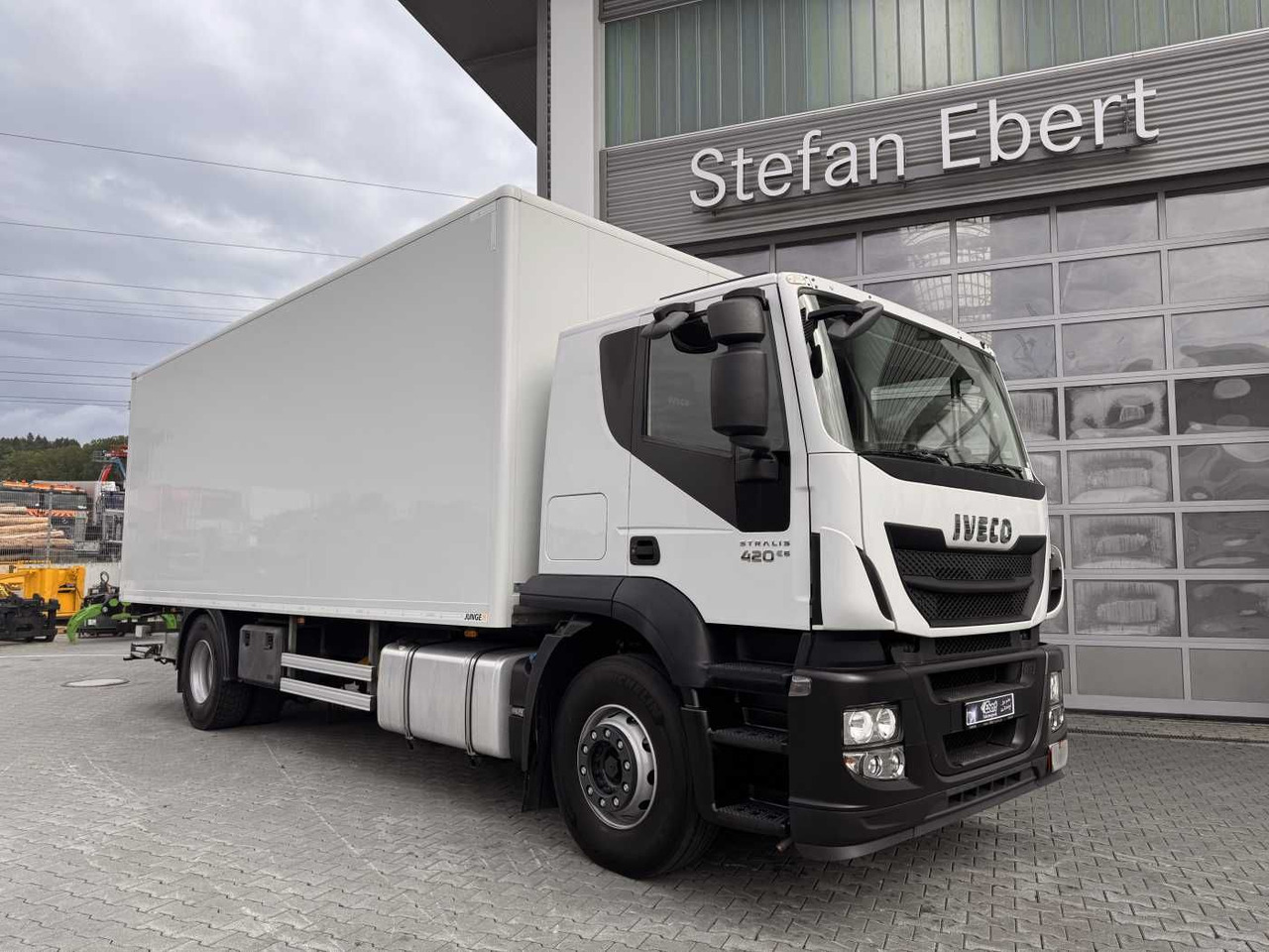 Iveco Stralis AT190S42/FP-D 4x2 Koffer+LBW faltbar AHK - شاحنة مقفلة: صورة 1 Iveco Stralis AT190S42/FP-D 4x2 Koffer+LBW faltbar AHK - شاحنة مقفلة: صورة 1