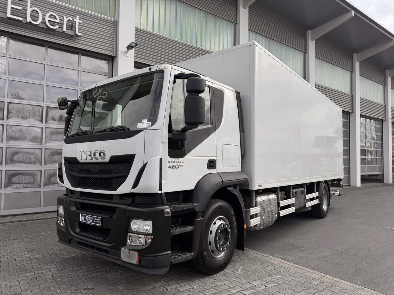 Iveco Stralis AT190S42/FP-D 4x2 Koffer+LBW faltbar AHK - شاحنة مقفلة: صورة 4 Iveco Stralis AT190S42/FP-D 4x2 Koffer+LBW faltbar AHK - شاحنة مقفلة: صورة 4