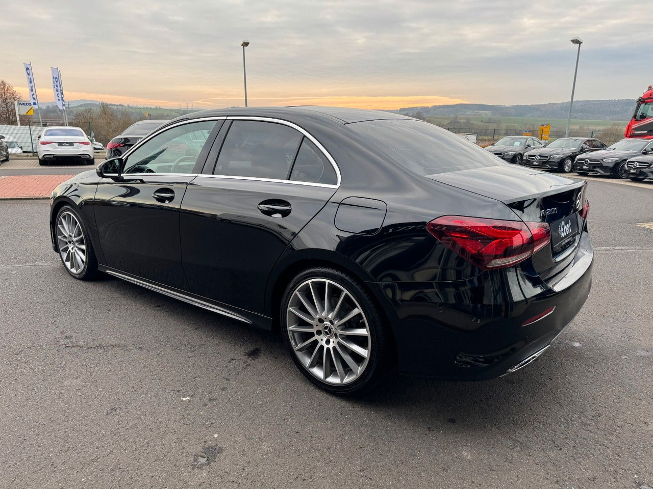 Mercedes-Benz A 200 AMG 19"+Ambiente+R-Kamera+Pano+LED+MBUX - سيدان: صورة 3 Mercedes-Benz A 200 AMG 19"+Ambiente+R-Kamera+Pano+LED+MBUX - سيدان: صورة 3