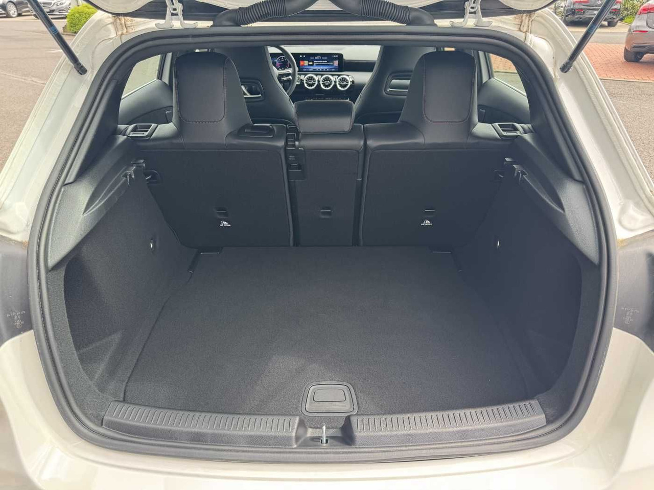سيدان Mercedes-Benz A 200d AMG+AHK+Ambiente+RFK+MBUX+LED+IHC: صورة 8