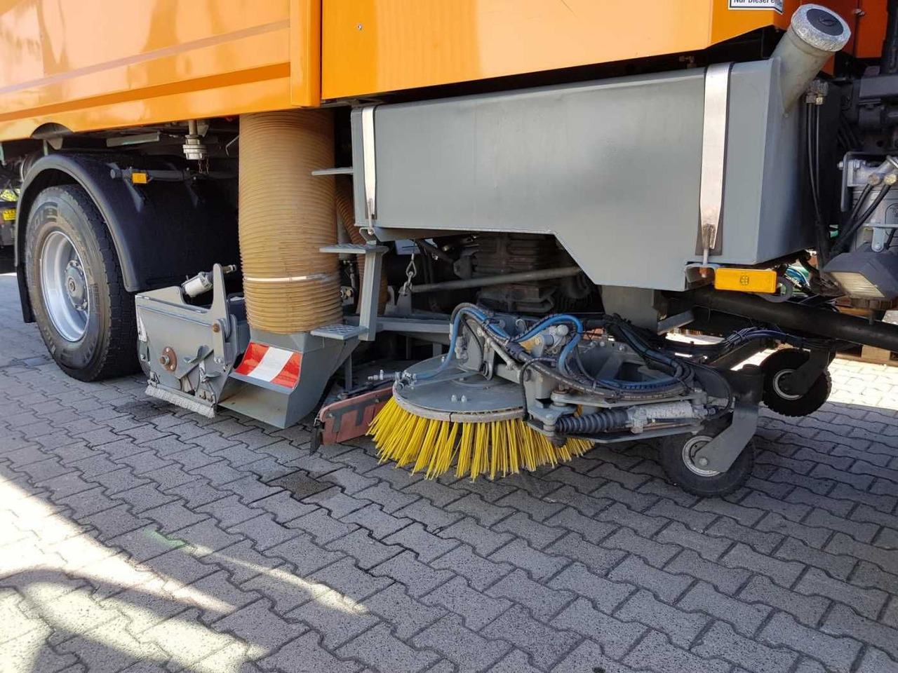 سياره كنس شوارع Mercedes-Benz Actros 2032 A 4x4 Bucher STKF 9500 Airport: صورة 9