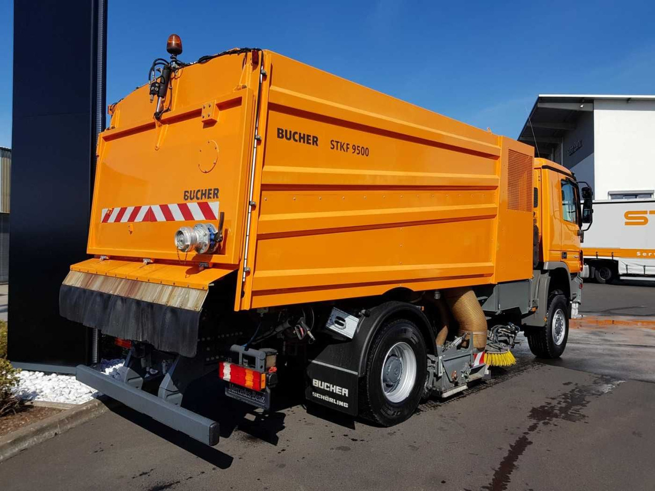 سياره كنس شوارع Mercedes-Benz Actros 2032 A 4x4 Bucher STKF 9500 Airport: صورة 8