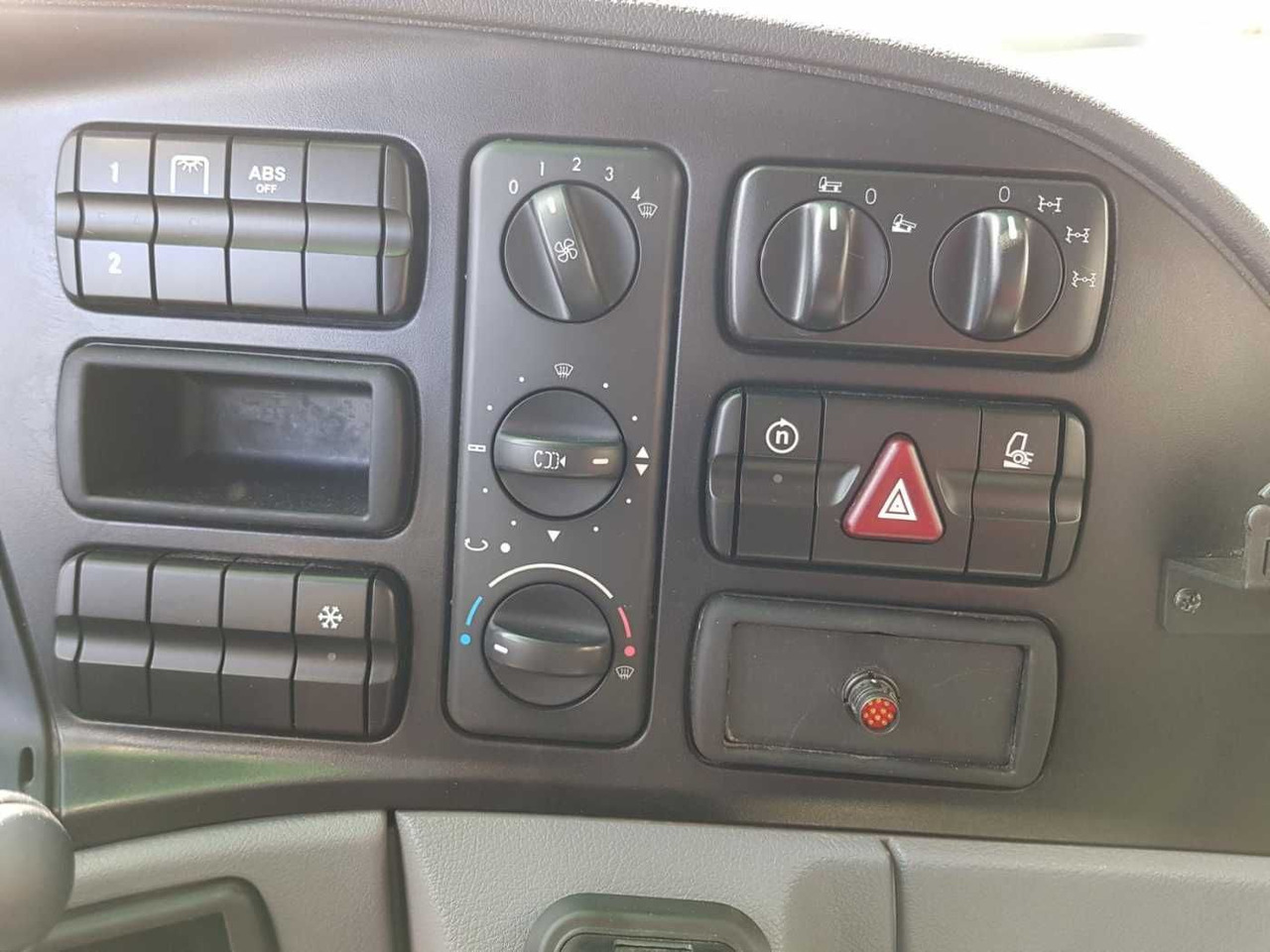 سياره كنس شوارع Mercedes-Benz Actros 2032 A 4x4 Bucher STKF 9500 Airport: صورة 15