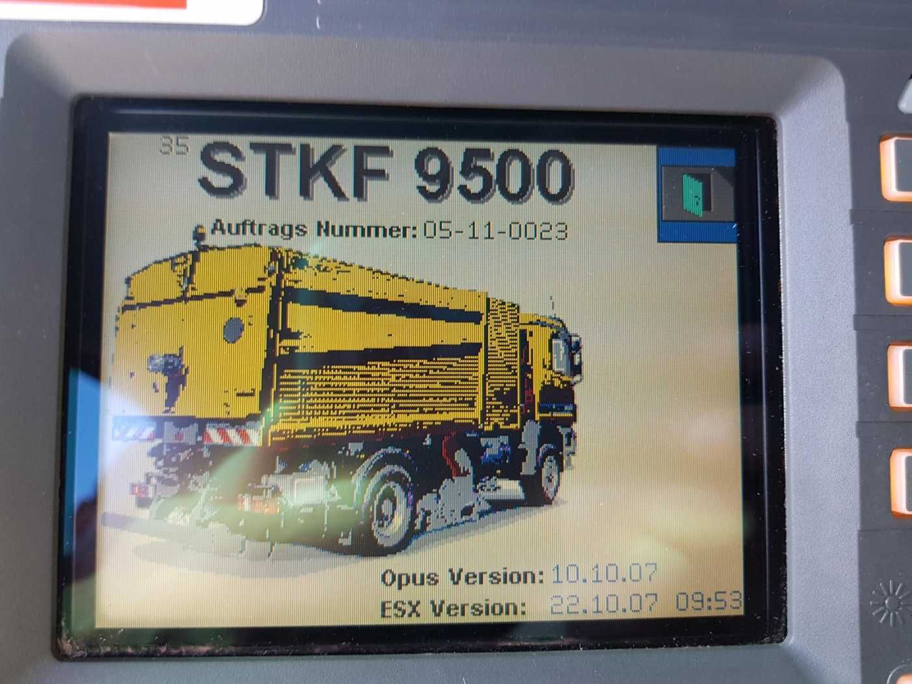 سياره كنس شوارع Mercedes-Benz Actros 2032 A 4x4 Bucher STKF 9500 Airport: صورة 11