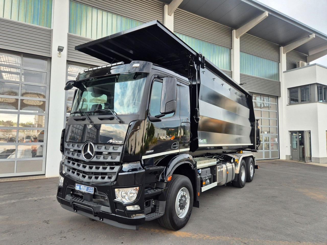 Mercedes-Benz Arocs 2751 6x2 HAD / Abroller EBERT Fällbox Q150 Mercedes-Benz Arocs 2751 6x2 HAD/ Abroller EBERT Forstbox Q150 - شاحنة ذات خطاف: صورة 1 Mercedes-Benz Arocs 2751 6x2 HAD / Abroller EBERT Fällbox Q150 Mercedes-Benz Arocs 2751 6x2 HAD/ Abroller EBERT Forstbox Q150 - شاحنة ذات خطاف: صورة 1