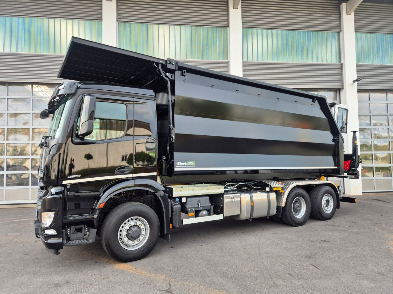 Mercedes-Benz Arocs 2751 6x2 HAD / Abroller EBERT Fällbox Q150 Mercedes-Benz Arocs 2751 6x2 HAD/ Abroller EBERT Forstbox Q150 - شاحنة ذات خطاف: صورة 2 Mercedes-Benz Arocs 2751 6x2 HAD / Abroller EBERT Fällbox Q150 Mercedes-Benz Arocs 2751 6x2 HAD/ Abroller EBERT Forstbox Q150 - شاحنة ذات خطاف: صورة 2