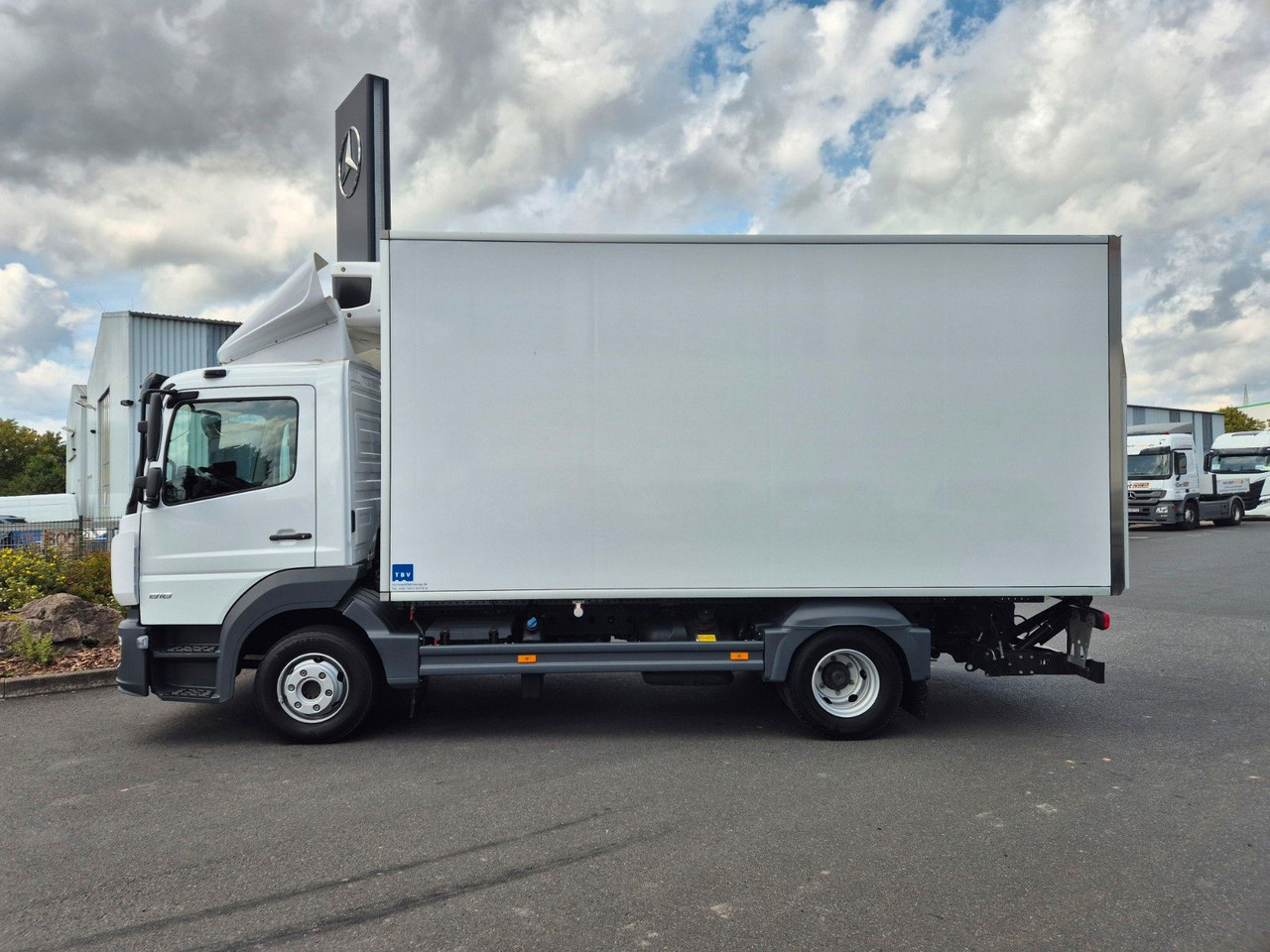 Mercedes-Benz Atego 818 L Kühlkoffer + LBW Carrier Xarios 6 - شاحنة مُبرّدة للتوصيل: صورة 5 Mercedes-Benz Atego 818 L Kühlkoffer + LBW Carrier Xarios 6 - شاحنة مُبرّدة للتوصيل: صورة 5