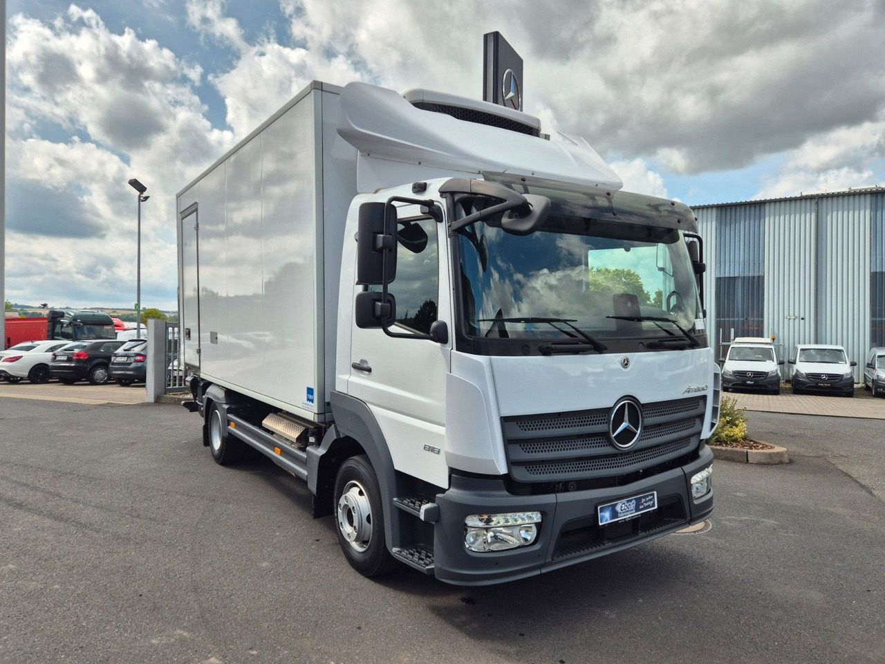 Mercedes-Benz Atego 818 L Kühlkoffer + LBW Carrier Xarios 6 - شاحنة مُبرّدة للتوصيل: صورة 2 Mercedes-Benz Atego 818 L Kühlkoffer + LBW Carrier Xarios 6 - شاحنة مُبرّدة للتوصيل: صورة 2