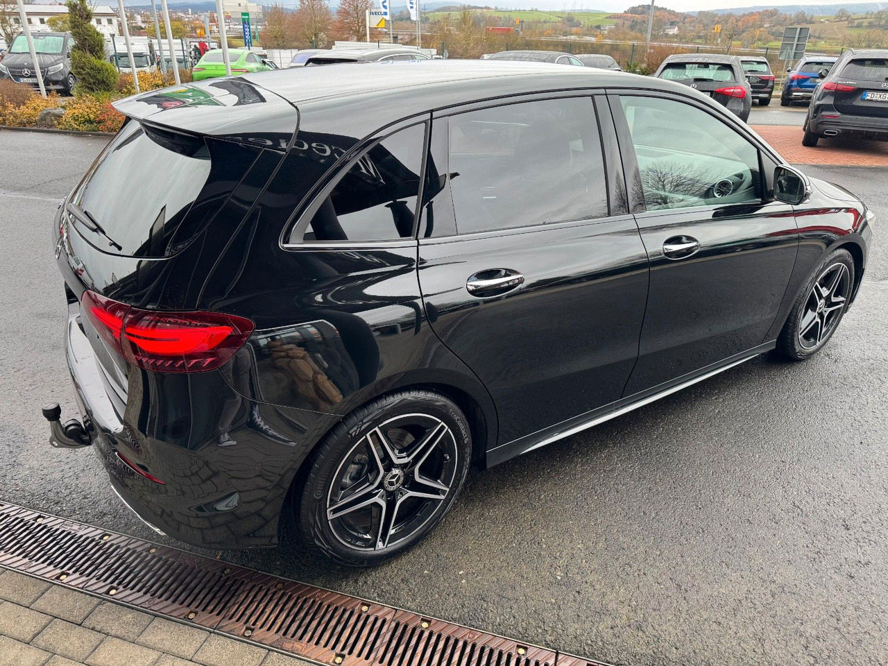 Mercedes-Benz B 200 AMG+AHK+Ambiente+RFK+MBUX+Night - سيدان: صورة 3 Mercedes-Benz B 200 AMG+AHK+Ambiente+RFK+MBUX+Night - سيدان: صورة 3